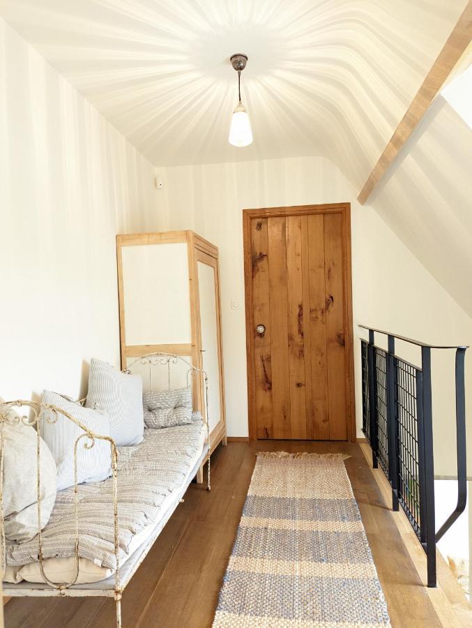 Maison Typique Bretonne Avec Toit De Chaume Camors Exterior foto